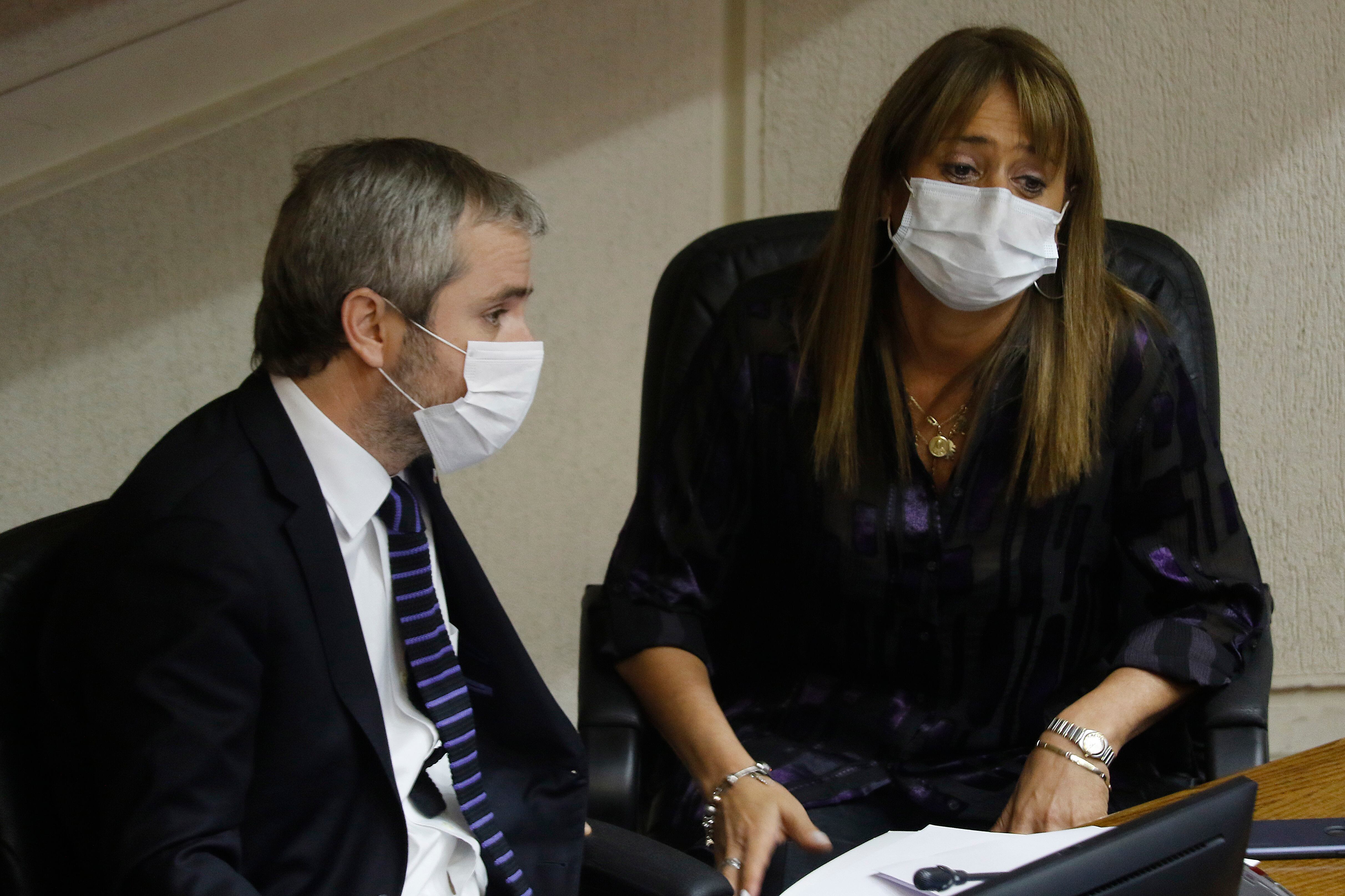 21 DE ABRIL DE 2020/VALPARAISOEl ministro Gonzalo Blumel (i) y la senadora Jacquelina van Rysselberghe (d), durante la sesion especial del Senado, citada para conocer las medidas del gobierno en torno a la pandemia del Coronavirus.
FOTO: LEONARDO RUBILAR CHANDIA/AGENCIAUNO