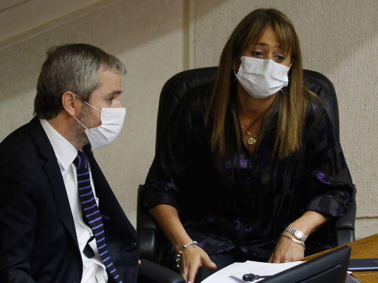 21 DE ABRIL DE 2020/VALPARAISOEl ministro Gonzalo Blumel (i) y la senadora Jacquelina van Rysselberghe (d), durante la sesion especial del Senado, citada para conocer las medidas del gobierno en torno a la pandemia del Coronavirus.
FOTO: LEONARDO RUBILAR CHANDIA/AGENCIAUNO