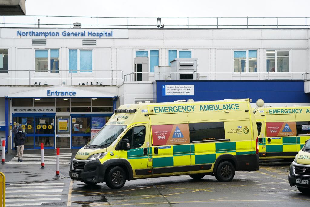 Ambulancias buscan a pacientes covid-19 en Northampton