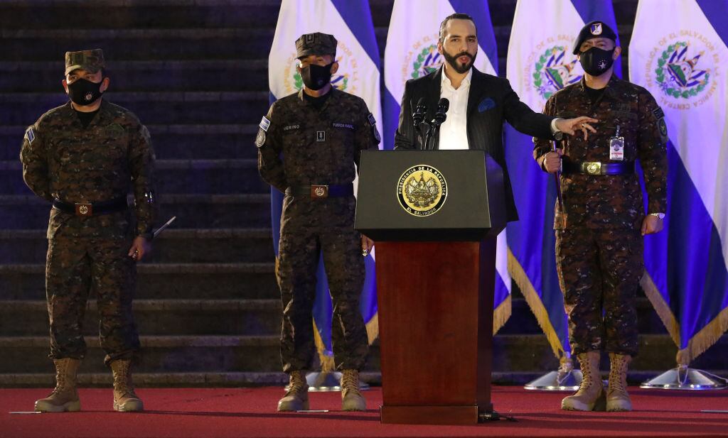 Nayib Bukele junto a los militares en un acto oficial en El Salvador