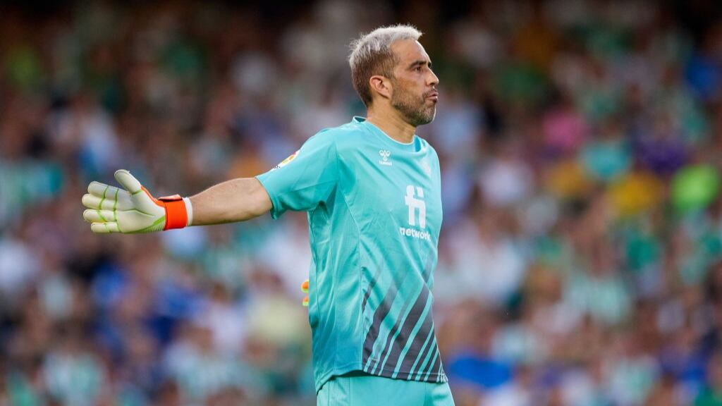 Claudio Bravo podría cambiar de club en España ante la incertidumbre económica del Real Betis