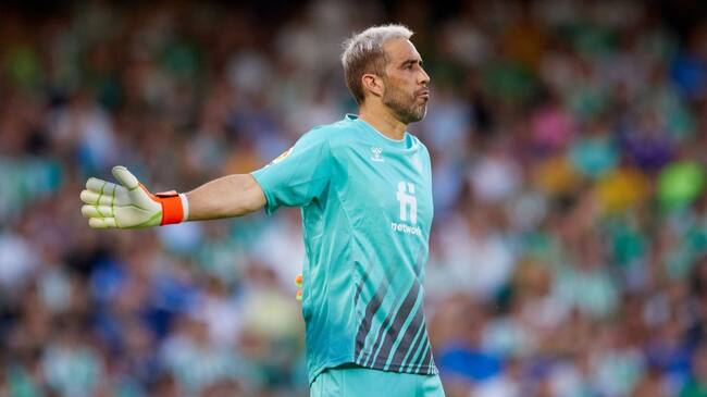 Claudio Bravo podría cambiar de club en España ante la incertidumbre económica del Real Betis