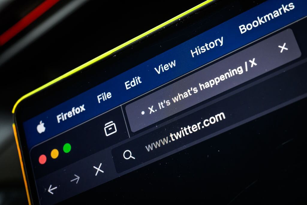 Imagen ilustrativa de cuando el multimillonario Elon Musk controla la red social Twitter y decide cambiarle el nombre a X