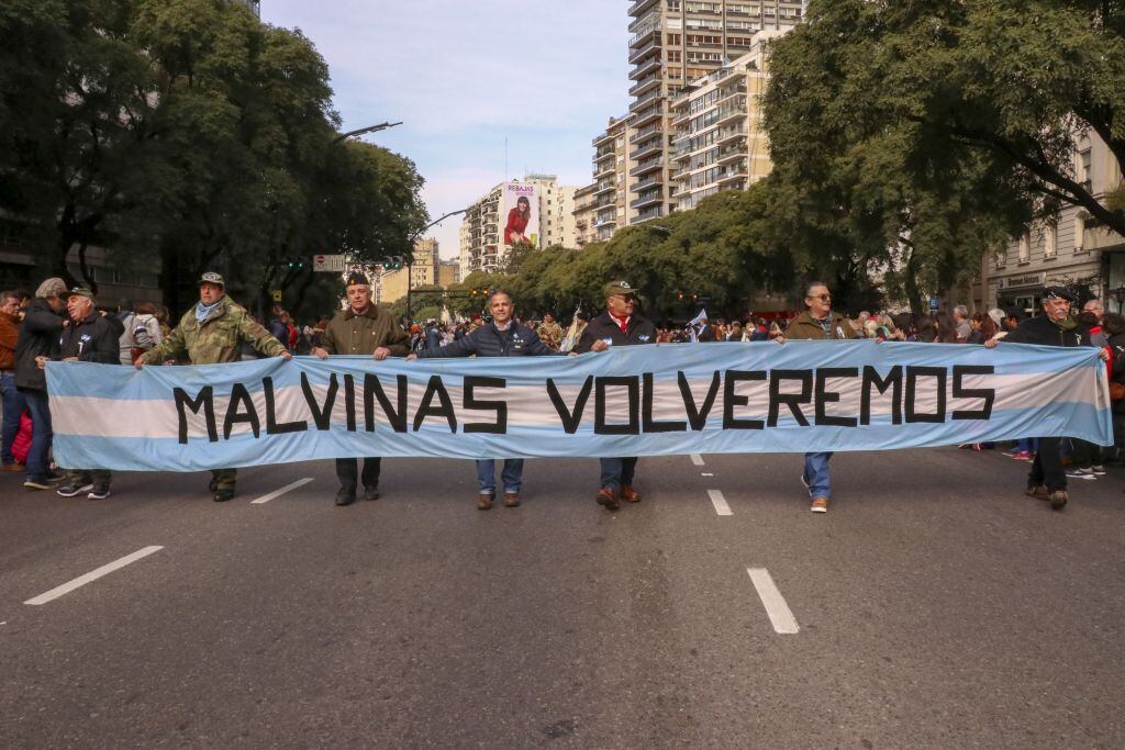 Veteranos de Guerra de las Malvinas marchando en Buenos Aires en 2019