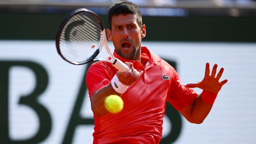 Novak Djokovic resiste los embates de Khachanov y sigue en carrera por el título de Roland Garros