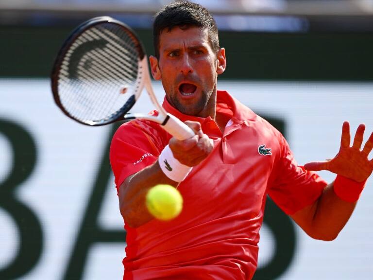 Novak Djokovic resiste los embates de Khachanov y sigue en carrera por el título de Roland Garros
