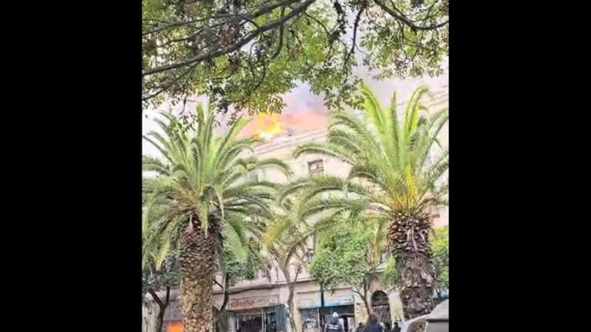Video muestra explosión durante incendio en Santiago centro: transeúntes salvaron de milagro