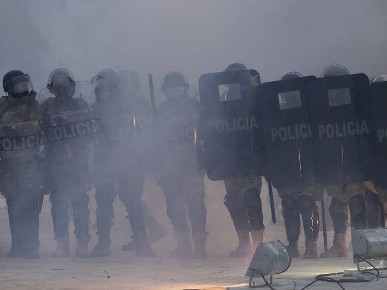 Policías reprimen a los grupos de ultraderecha en el Distrito Federal de Brasil