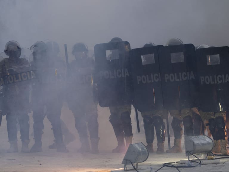 Policías reprimen a los grupos de ultraderecha en el Distrito Federal de Brasil