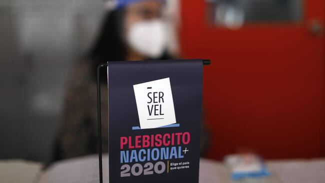 14 de Septiembre de 2020/SANTIAGO Imagen temtica de una representacin en terreno sobre la forma en que se llevar a cabo el Plebiscito Nacional del prximo 25 de octubre, en el Colegio Repblica de Costa Rica, en la comuna de uoa.
FOTO:Cristobal Escobar/Agencia UNO
