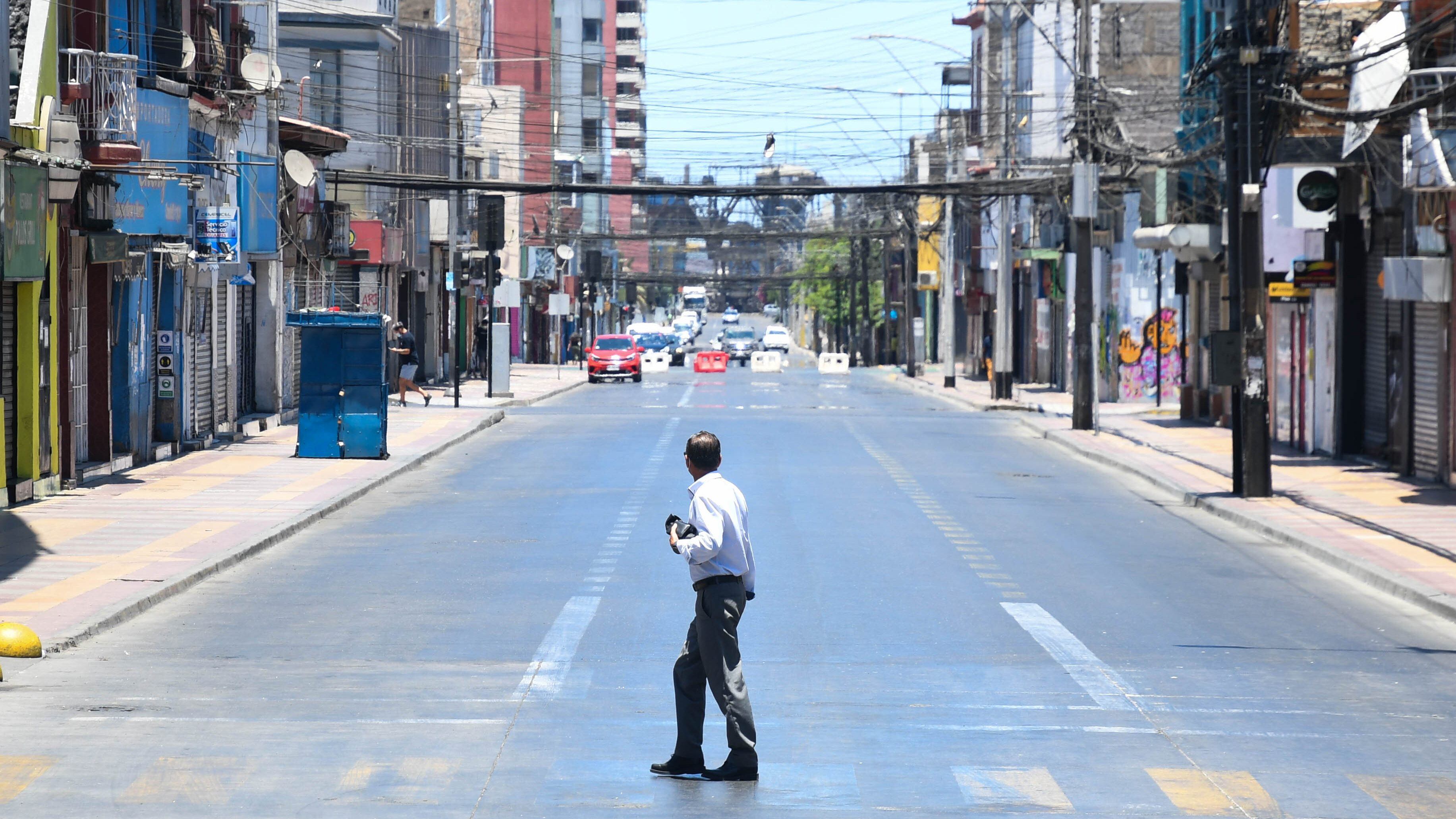 24 DE ENERO 2021 / ANTOFAGASTA Hombre transita por el centro de la ciudad , durante fase 1 del plan paso a paso del Gobierno Nacional debido a la pandemia COVID-19
FOTO CAMILO ALFARO / AGENCIAUNO