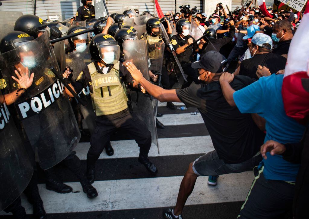 Manifestantes chocan contra la policía en el centro de Lima