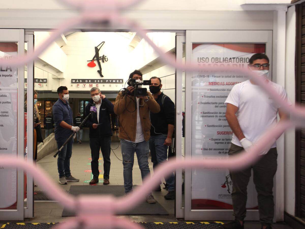 Dictamen de Contraloría estableció que no compete a alcaldes ordernar apertura o cierre de centros comerciales