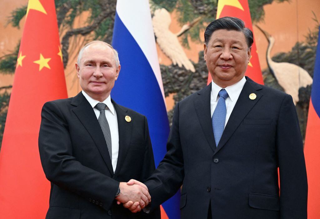 Los presidentes de China, Xi Jinping, y de Rusia, Vladimir Putin, durante una reunión bilateral entre ambos gobernantes en la ciudad de Pekín.