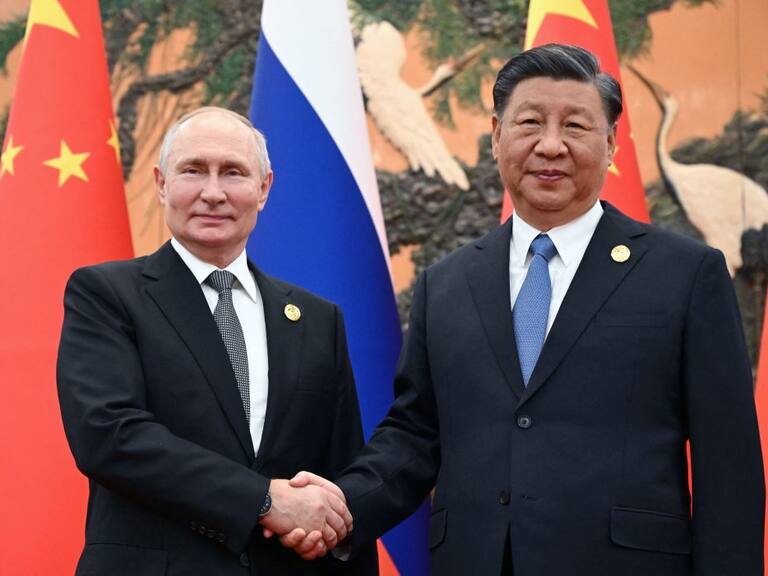 Los presidentes de China, Xi Jinping, y de Rusia, Vladimir Putin, durante una reunión bilateral entre ambos gobernantes en la ciudad de Pekín.