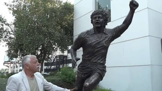 La emoción de Carlos Caszely al inaugurar su estatua en el Monumental: "Esto es como estar a la altura de David Arellano"