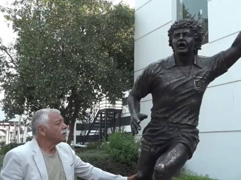 La emoción de Carlos Caszely al inaugurar su estatua en el Monumental: "Esto es como estar a la altura de David Arellano"