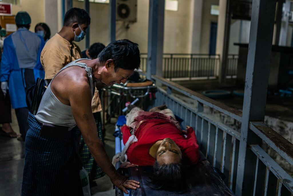 Un hombre llora ante el cuerpo de una víctima de la represión en Myanmar