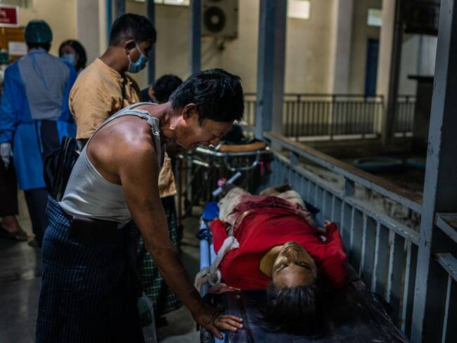 Un hombre llora ante el cuerpo de una víctima de la represión en Myanmar
