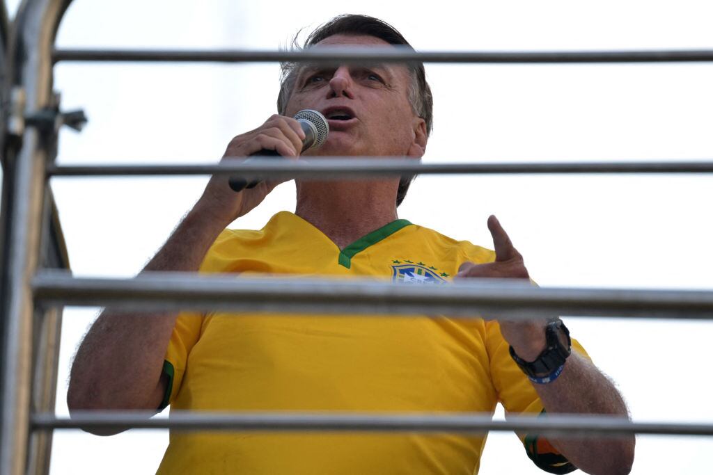 El exmandatario y líder de la ultraderecha de Brasil, Jair Bolsonaro, habla ante sus fanáticos en la ciudad de Sao Paulo.