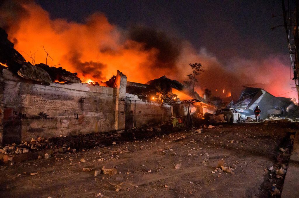 Bomberos combaten el fuego en San Cristóbal de República Dominicana