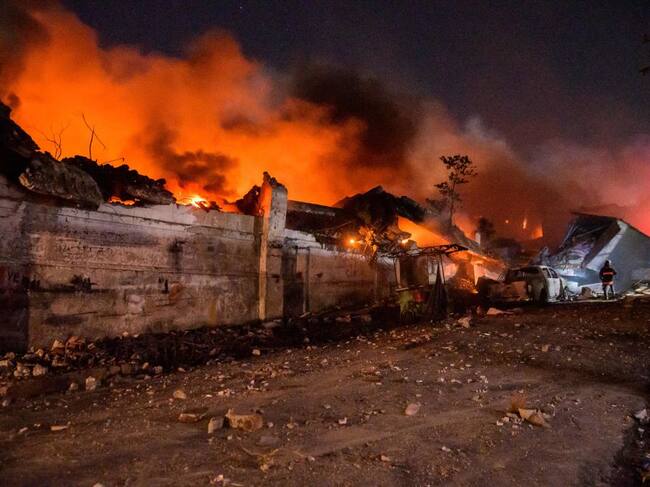 Bomberos combaten el fuego en San Cristóbal de República Dominicana