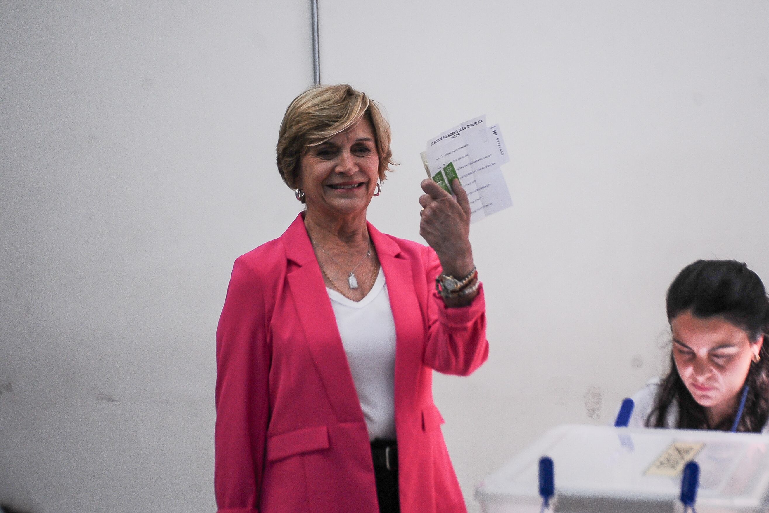Evelyn Matthei realiza su votación en el Duoc de Providencia