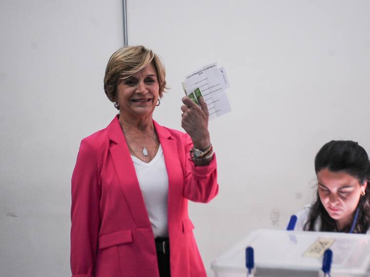 Evelyn Matthei realiza su votación en el Duoc de Providencia