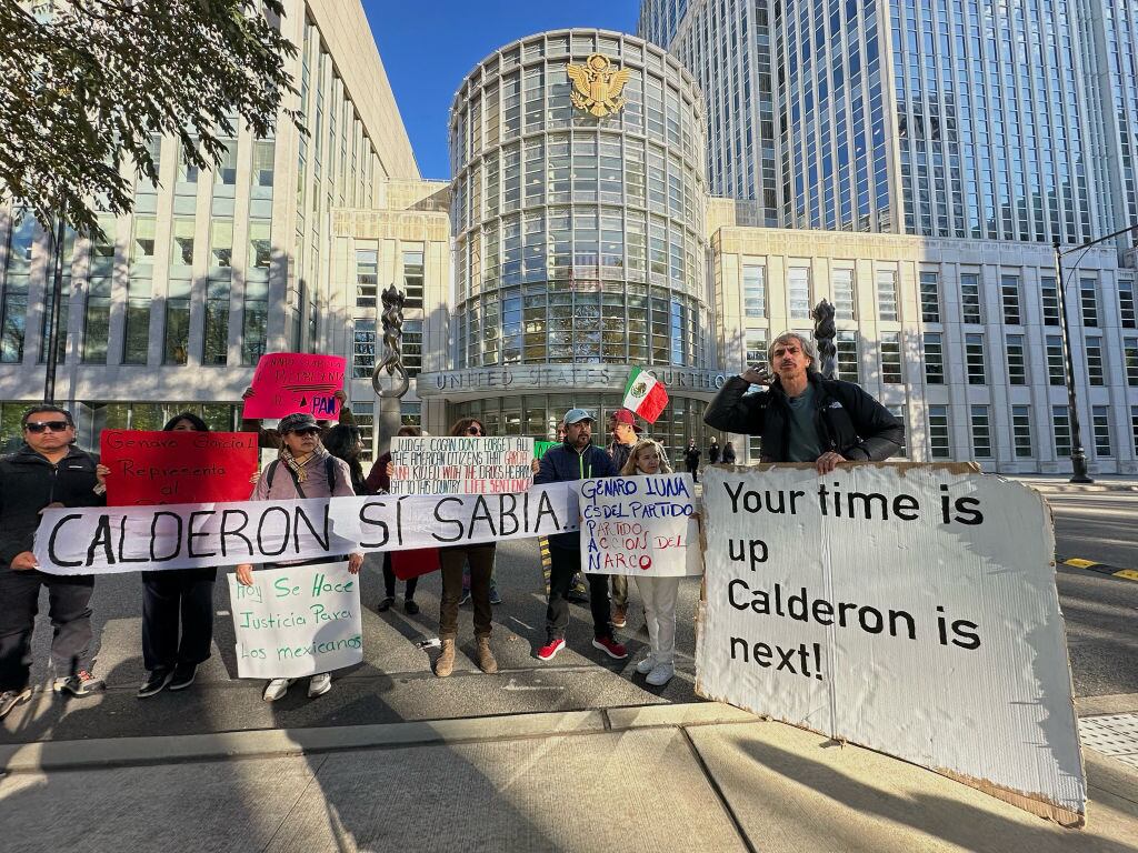 Manifestantes protestan contra Genaro García Luna, exministro mexicano, a las afueras del tribunal en la ciudad de Nueva York en Estados Unidos