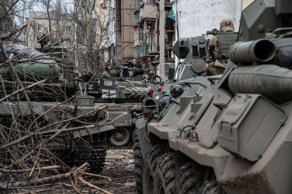 Militares separatistas del Donetsk copan las calles de Mariúpol
