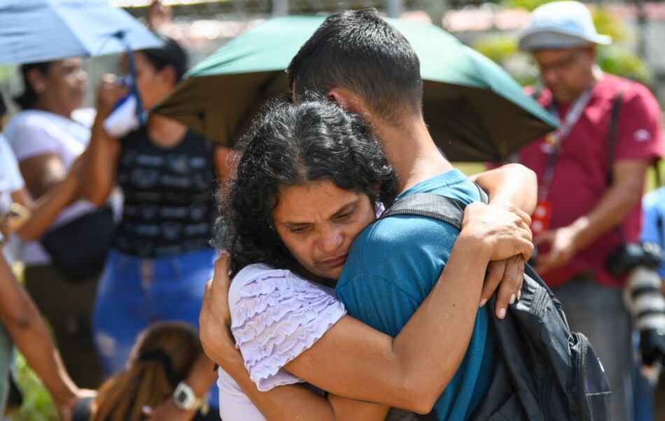 Getty Images | Imagen de archivo de familias llorando por su familiar detenido en una protesta postelectoral contra la reelección de Nicolás Maduro