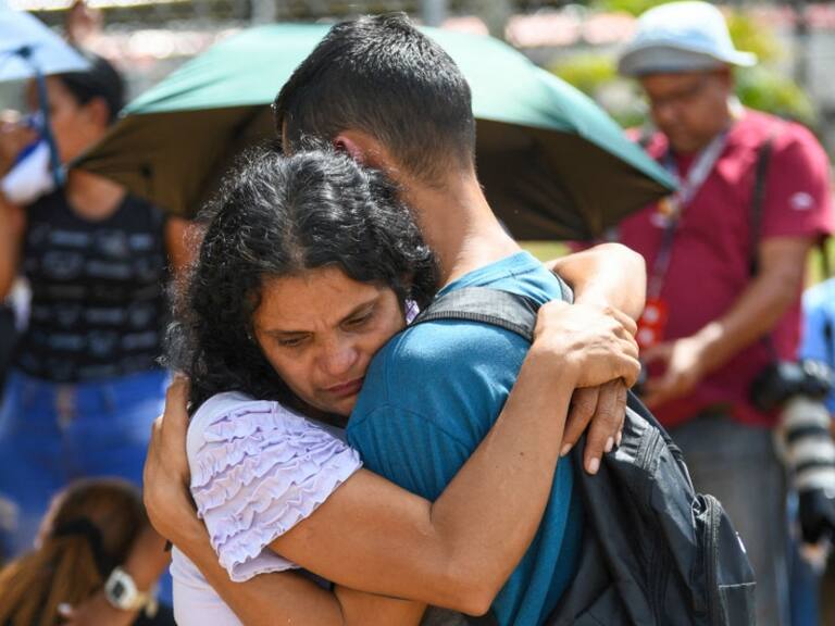 Getty Images | Imagen de archivo de familias llorando por su familiar detenido en una protesta postelectoral contra la reelección de Nicolás Maduro