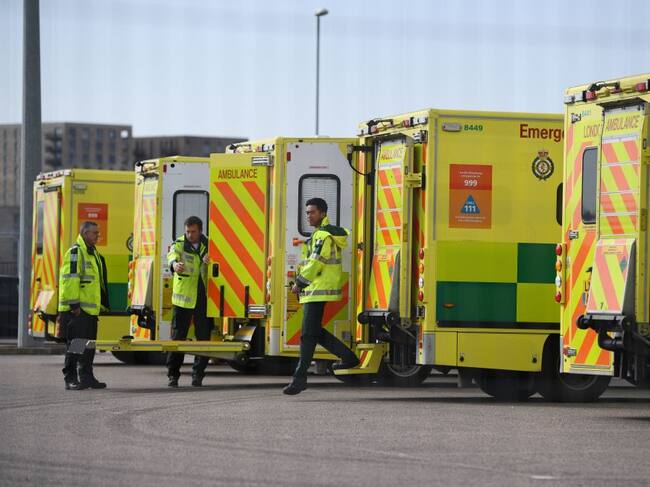 Un grupo de ambulancias se prepara en un hospital de la ciudad de Londres