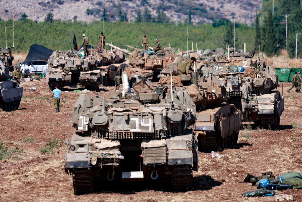El ejército de Israel desplegaba sus tanques en la frontera antes de invadir el territorio del Líbano en Medio Oriente