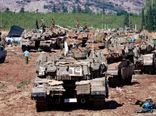 El ejército de Israel desplegaba sus tanques en la frontera antes de invadir el territorio del Líbano en Medio Oriente
