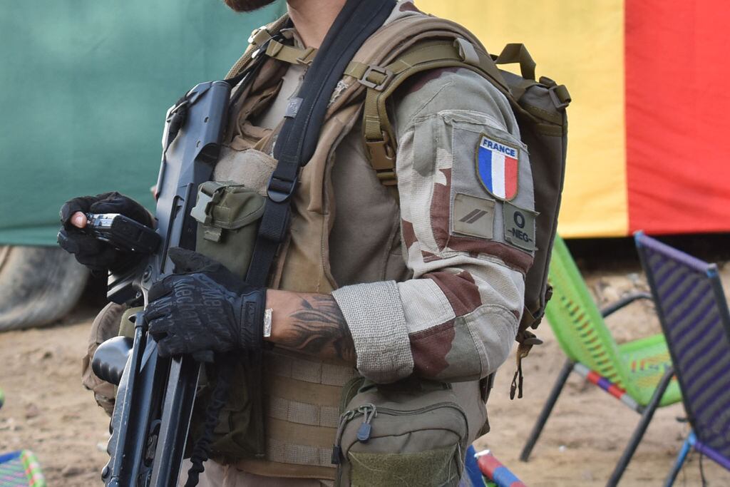 Soldado francés participa de un operativo militar en Malí