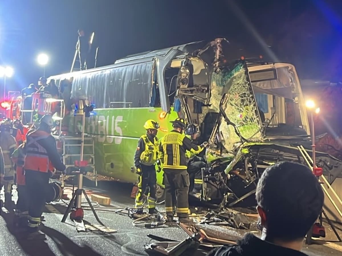 Bus con cerca de 30 pasajeros choca con camión en la Ruta 68: hay más de 20 heridos