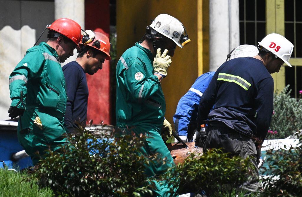 Rescatistas trasladan el cuerpo de un minero tras explosión en una mina en Colombia