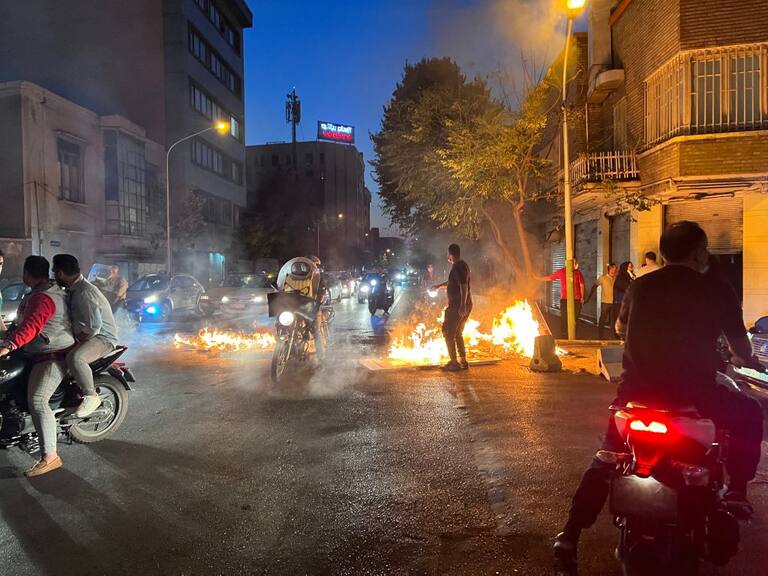 Barricadas en las protestas contra el gobierno en la ciudad de Teherán en Irán