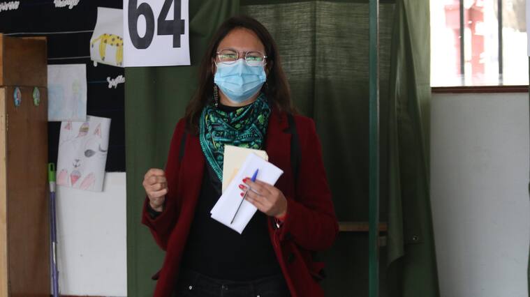 15 de Mayo de 2021/SANTIAGOIrací Hassler, candidata a alcaldesa por Santiago realiza votación en Liceo República de Colombia
FOTO:CAROLINA REYES/AGENCIAUNO