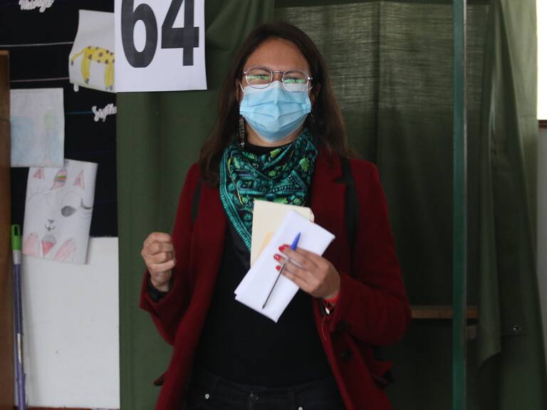 15 de Mayo de 2021/SANTIAGOIrací Hassler, candidata a alcaldesa por Santiago realiza votación en Liceo República de Colombia
FOTO:CAROLINA REYES/AGENCIAUNO