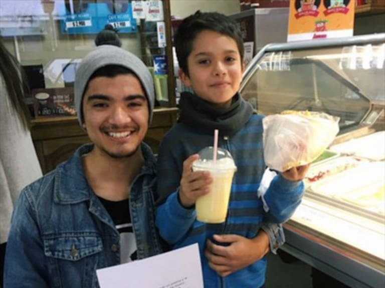 El delicioso regalo que recibió el niño creador de la oda a las papas fritas