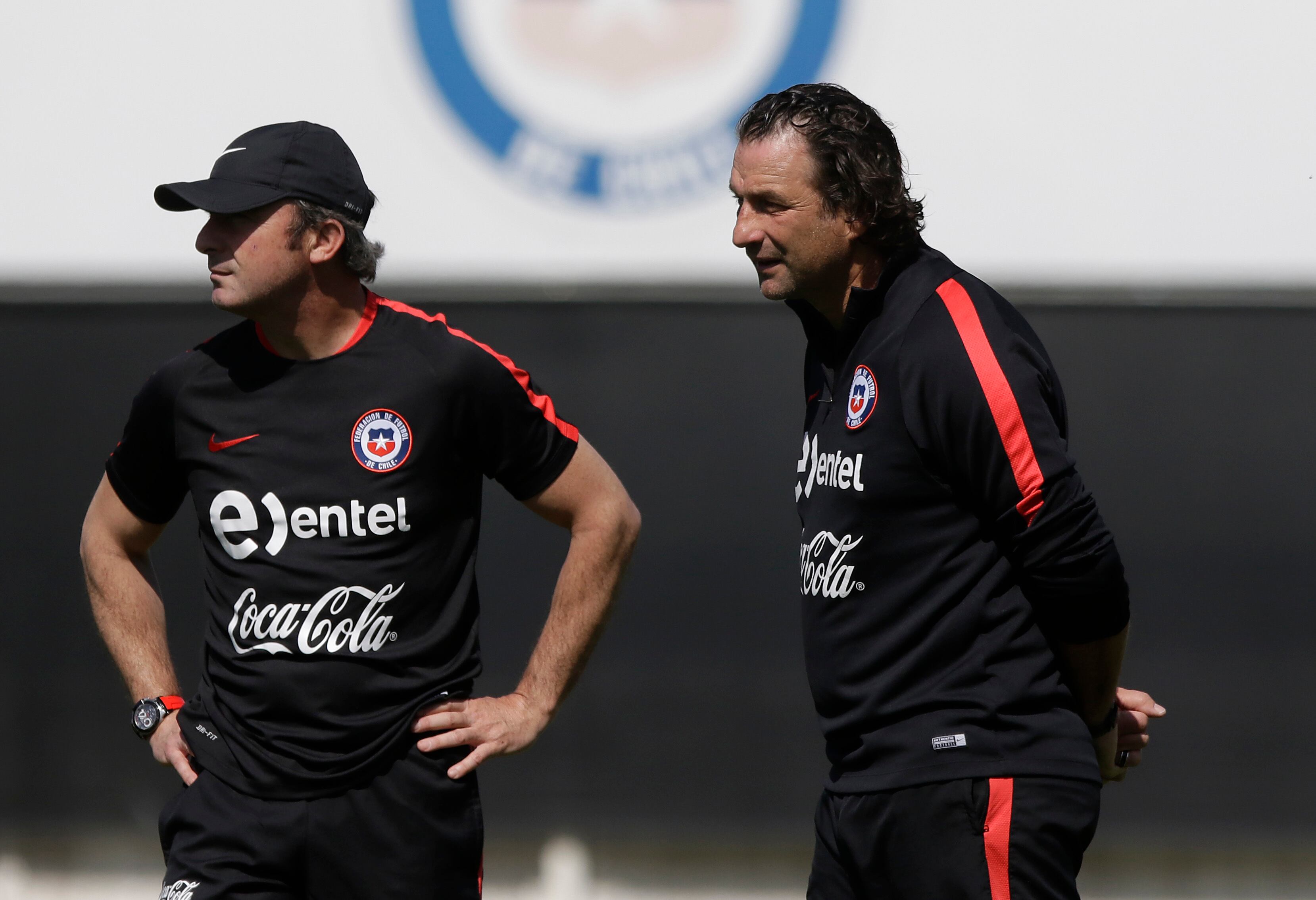 Manuel Suárez y Juan Antonio Pizzi durante un entrenamiento de la selección chilena en 2016. Foto: Agencia Uno