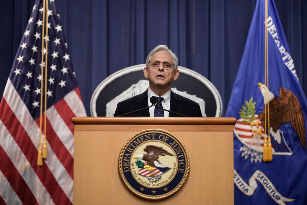 El fiscal general de EEUU, Merrick Garland, se refiere al allanamiento a Trump