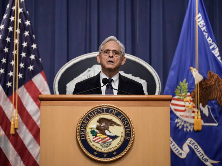 El fiscal general de EEUU, Merrick Garland, se refiere al allanamiento a Trump