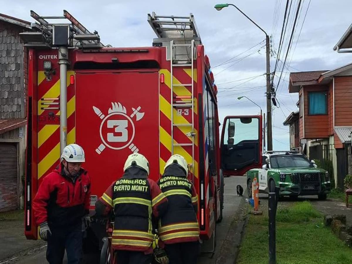 No respondió a llamados y vecinos alertaron a Carabineros: mujer de 97 años es hallada muerta en su casa en Puerto Montt