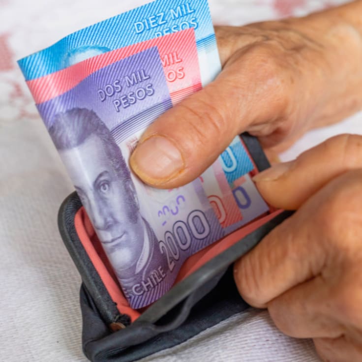 Empresa ofrece trabajo a mayores de 80 años: podrán desempeñarse desde sus casas y así se puede postular