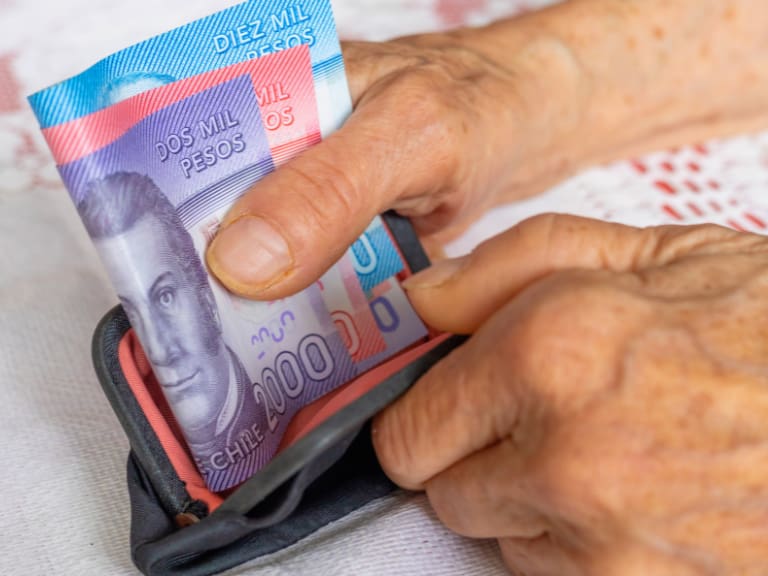 Empresa ofrece trabajo a mayores de 80 años: podrán desempeñarse desde sus casas y así se puede postular