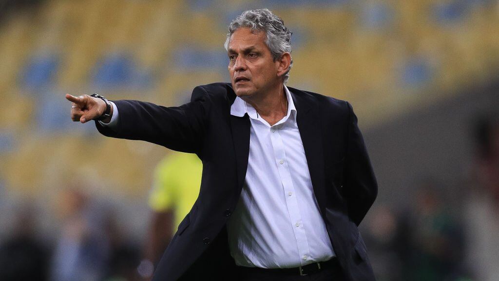 RIO DE JANEIRO, BRAZIL - DECEMBER 13: Head coach Reinaldo Rueda Rivera of Flamengo gestures during the second leg of the Copa Sudamericana 2017 final between Flamengo and Independiente at Maracana stadium on December 13, 2017 in Rio de Janeiro, Brazil.  (Photo by Buda Mendes/Getty Images)