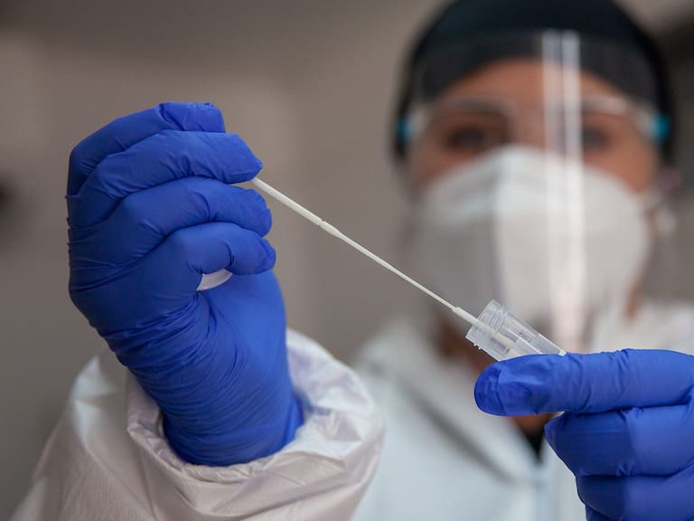 07 de Enero de 2022/SANTIAGO
Operativo exámenes PCR para la detección del Virus Covid-19 y trazabilidad. Ministerio de Salud informa 3.799 casos nuevos de COVID-19, con una positividad de 4,75% en las últimas 24 horas a nivel nacional, con 74.482 exámenes, PCR y test de antígeno.

FOTO BASTIÁN CIFUENTES /AGENCIAUNO